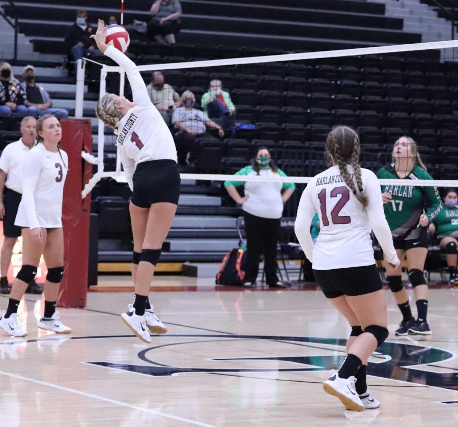 Harlan+Countys+Lilly+Caballero+returned+the+ball+in+district+action+last+week+against+Harlan.+The+Lady+Bears+won+in+five+sets+on+Saturday+at+Harlan.