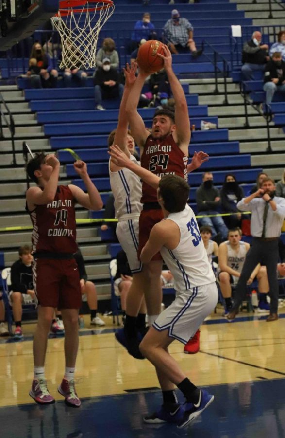 Harlan+County+senior+forward+Josh+Turner+pull+down+one+of+his+10+rebounds+on+Saturday+in+the+Bears+victory+over+Letcher+Central.