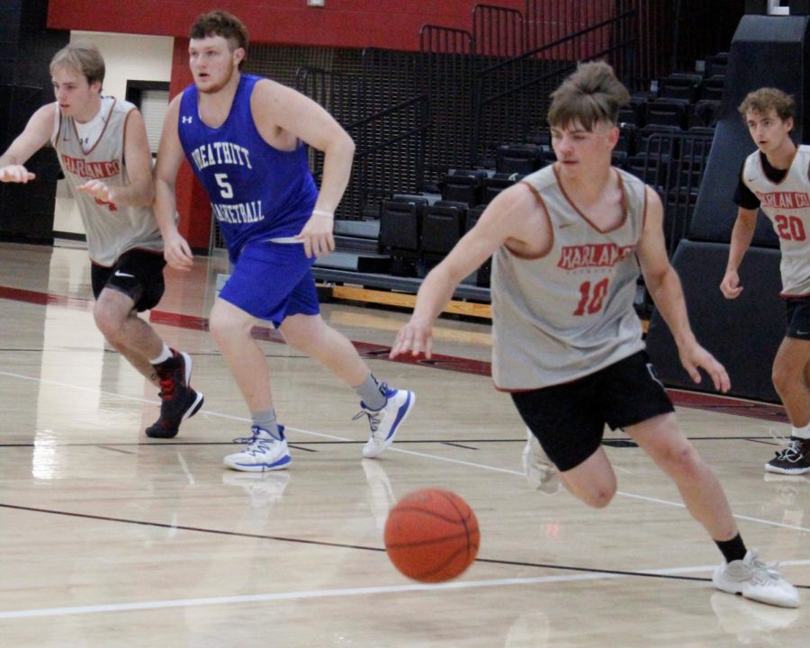 Harlan+County+sophomore+guard+Jonah+Swanner+started+a+fast+break+in+scrimmage+action+Monday+against+Breathitt+County.+The+Bears+lost+56-55+on+a+basket+by+Breathitt+in+the+closing+seconds+but+bounced+back+with+a+57-49+win+over+Bell+County.