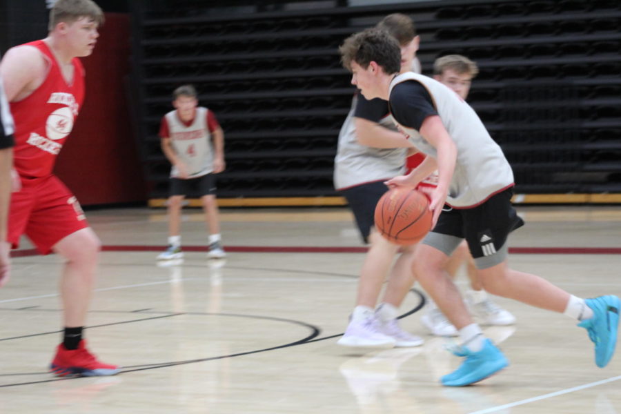 Harlan+County+freshman+guard+Maddox+Huff%2C+pitcued+in+action+earlier+this+summer%2C+scored+15+points+in+a+win+over+Lee+County+and+14+in+a+win+over+Whitley+County+in+scrimmage+action+Friday.