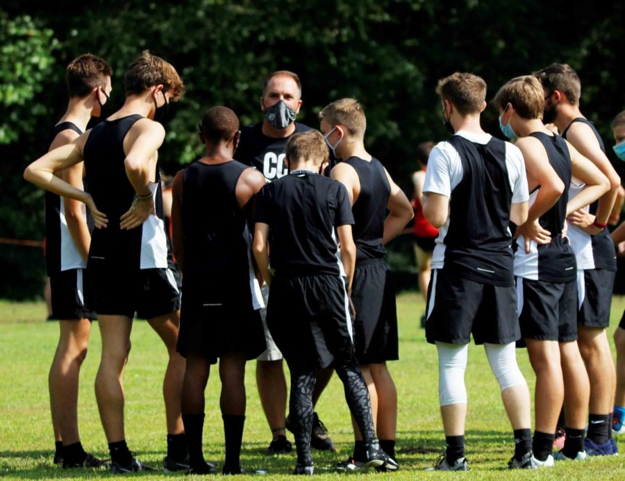 KH+-+Vitatoe+talks+with+HC+runners+at+Harlan+County+All-Comers+Meet+on+Sept.+4