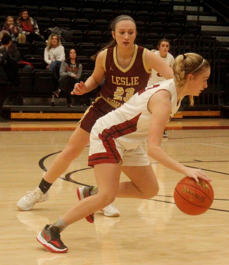 Harlan+County+guard+Taytum+Griffin+worked+against+Leslie+Countys+Courtney+Hoskins+on+Tuesday+at+HCHS.+Hoskins+scored+19+points+to+lead+the+Lady+Eagles+to+a+50-40+win.
