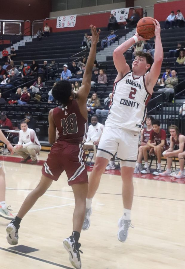 Trent Noah went up two of his school-record 40 points on Monday in Harlan Countys win over Metrolina Christian, N.C., in the Harlan County Hoops Extravaganza.