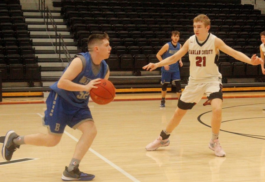 Harlan Countys Terry Michael Delaney guarded Barbourvilles Colby Peters in freshman basketball action Tuesday. Delaney scored nine points in the Bears 51-27 win.