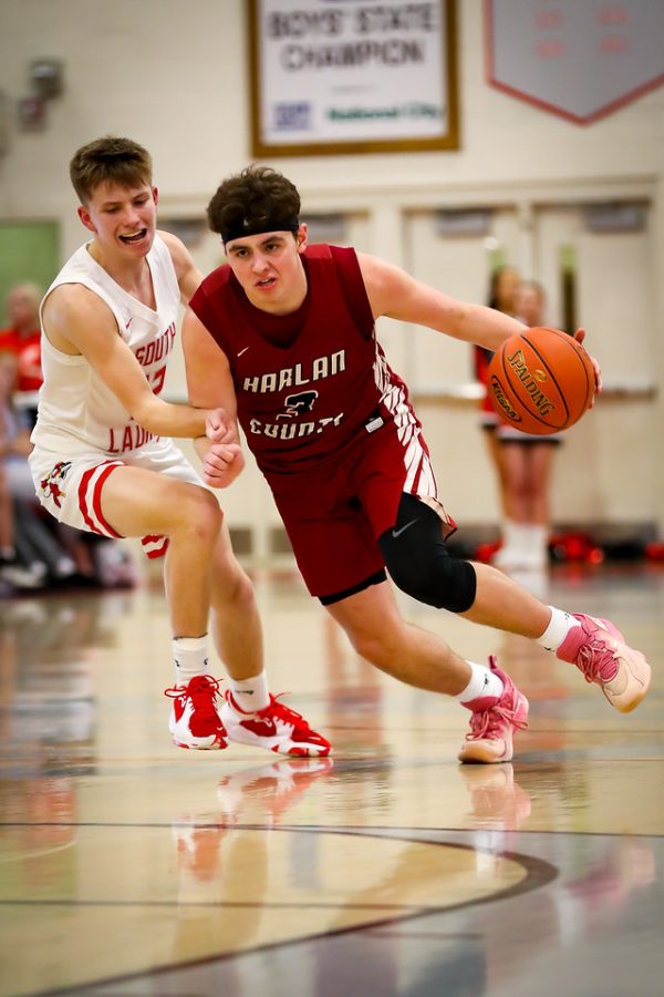 Harlan Countys Maddox Huff worked past a South Laurel defender in Tuesdays game in London.