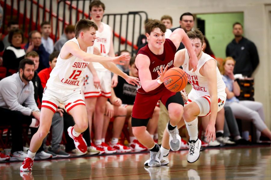 Harlan+County+guard+Trent+Noah+raced+past+two+defenders+in+Tuesdays+game+against+South+Laurel.+Noah+scored+40+points+in+the+Black+Bears+76-72+victory.