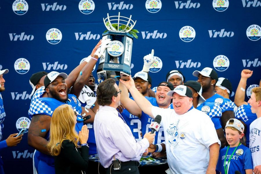 Kentucky+players+and+coach+Mark+Stoops+held+up+the+Citrus+Bowl+trophy+after+defeating+Iowa+20-17+on+Saturday+in+Orlando.%0A%0A