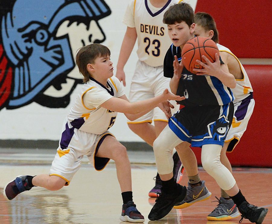 Wallins Elijah Caudill guarded Black Mountains Noah Whitaker in action from the fifth- and sixth-grade county tournament. Wallins advanced to the semifinals with a 42-18 victory.