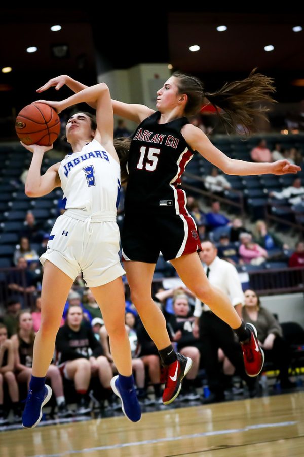 North Laurels Hailee Valentine worked around Harlan County guard Ella Karst for a shot during 13th Region Tournament action Monday. Valentine scored 21 to lead North Laurel in a 69-40 win. Karst le HCHS with 19 points.