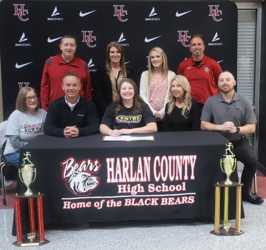 Harlan+County+High+School+senior+Lindsey+Browning+signed+with+Centre+College+on+Friday+to+continue+her+track+career.+Pictured+with+Browning+at+the+signing+ceremony+are%2C+from+left%2C+front+row%3A+Jayne+Browning%2C+Paul+Browning+III%2C+Browning%2C+Cindy+Browning+and+Paul+Browning+IV%3B+back+row%3A+Harlan+County+athletic+director+Eugene+Farmer%2C+HCHS+Principal+Kathy+Napier%2C+HCHS+assistant+coach+Arynn+Johnson+and+HCHS+coach+Ryan+Vitatoe.