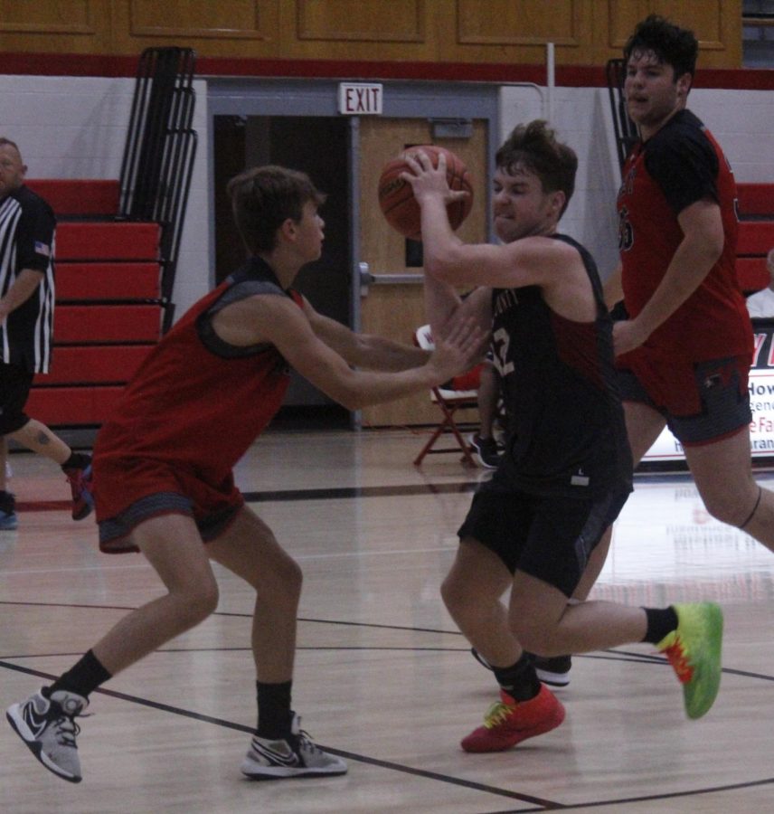 Sophomore guard Ethan Simpson worked around a Whitley County defender in junior varsity play in Williamsburg.