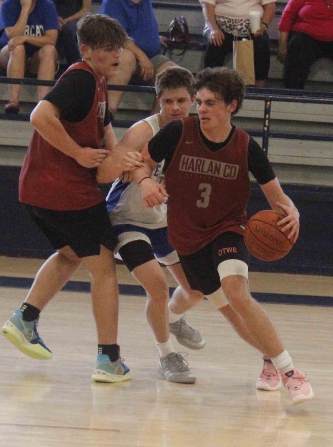Harlan+County+sophomore+guard+Maddox+Huff%2C+pictured+in+action+earlier+this+summer%2C+scored+38+points+on+Tuesday+in+the+Bears+58-56+win+at+Knott+Central.
