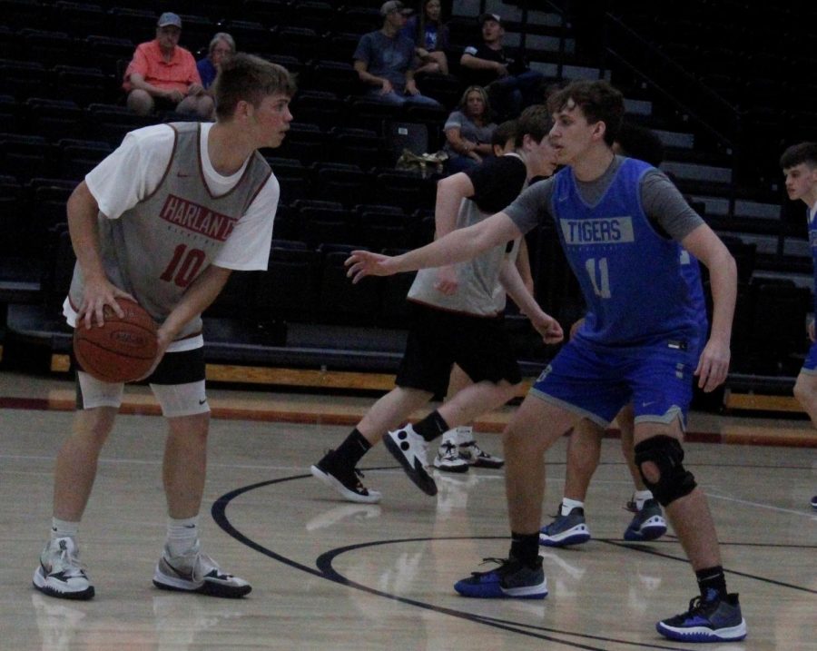 Harlan+County+guard+Jonah+Swanner+looked+for+an+opening+in+scrimmage+action+Friday+against+Barbourville.+Swanner+scored+six+in+a+win+against+Barbourville+and+26+in+a+victory+over+Perry+Central.