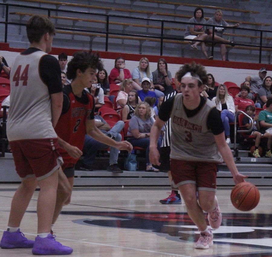 Harlan County’s Maddox Huff followed a pick from Jaycee Carter in scrimmage action Tuesday. Huff poured in 23 points to lead the Black Bears to a 70-58 win. HCHS ended the summer with a 16-6 record.