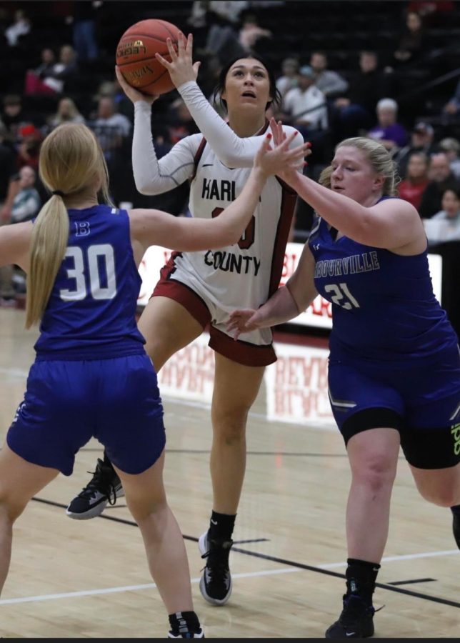 Harlan+County+forward+Jaylin+Smith+sliced+between+Barbourvilles+Layla+Brock+and+Emilee+Sizemore+for+two+of+her+13+points+in+the+Lady+Bears+66-29+win+Monday+over+visiting+Barbourville.