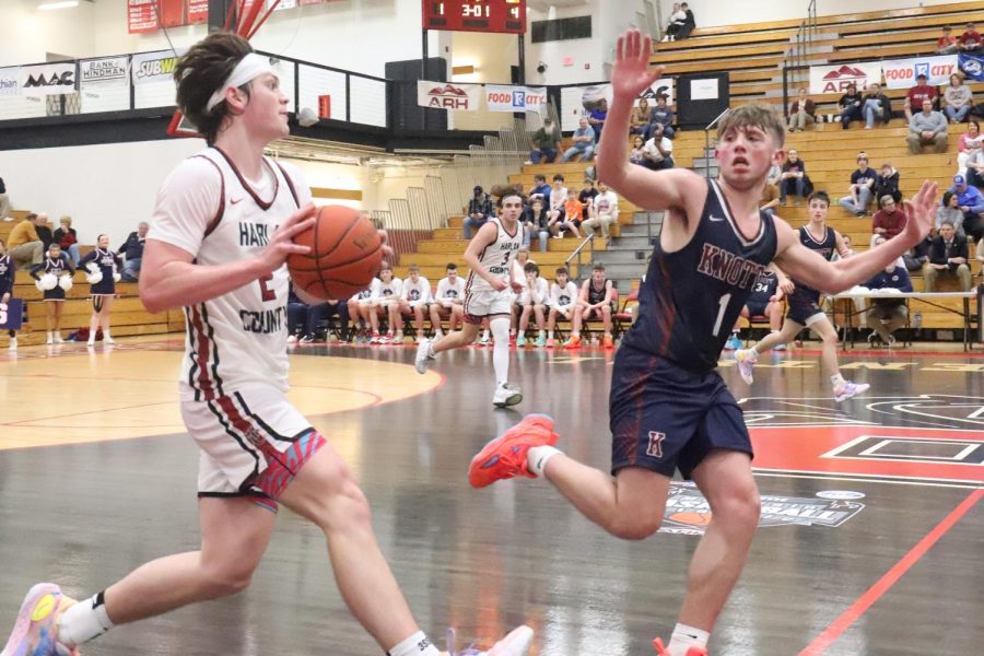 Harlan+County+guard+Trent+Noah+prepared+to+release+a+shot+at+the+end+of+the+first+half+on+Wednesday+in+the+WYMT+Mountain+Classic.+Noah+scored+36+points+and+pulled+down+18+rebounds+in+the+Bears+63-40+win.