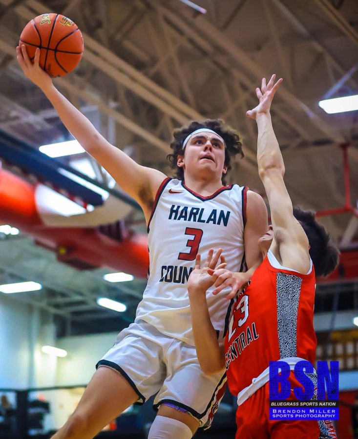Harlan+County+guard+Maddox+Huff%2C+pictured+in+action+early+last+season%2C+joined+the+schools+1%2C000-point+club+in+the+Black+Bears+loss+to+Corbin+in+the+13th+Region+Tournament+as+he+scored+23+points.+Huff+averaged+16.9+points+per+game+to+help+the+Bears+post+a+27-6+record+on+the+way+to+winning+the+52nd+District+Tournament+title.+Huffs+teammate%2C+Trent+Noah%2C+became+the+fourth+player+in+Harlan+County+history+to+reach+2%2C540+points+as+he+scored+22+against+Corbin.