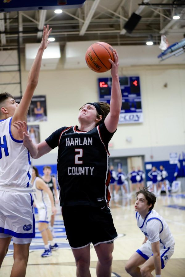 Harlan+County+guard+Trent+Noah+sailed+to+the+basket+during+the+Bears%3B+88-64+win+Tuesday+at+Bell+County.+Noah+scored+28+points+and+pulled+down+15+rebounds+as+the+Bears+improved+to+15-3+on+the+season.
