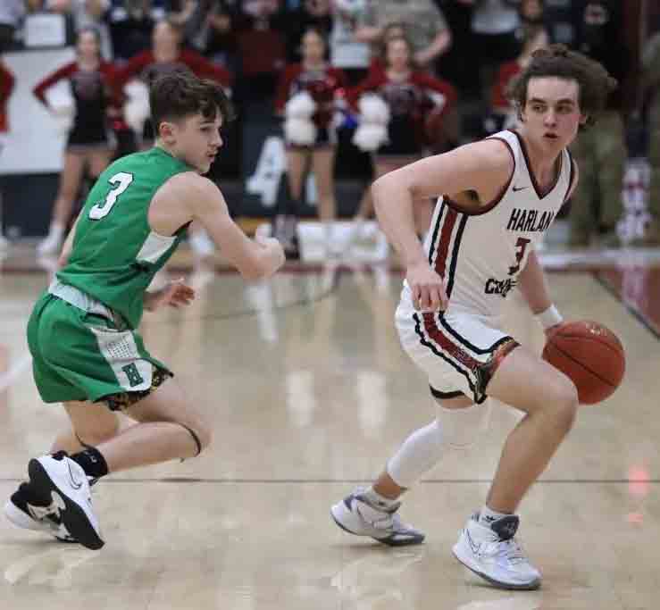 Harlan+County+point+guard+Maddox+Huff+worked+around+Harlans+Trenton+Cole+in+Tuesdays+district+clash.+Huff+had+22+points+in+the+Bears+81-73+victory.