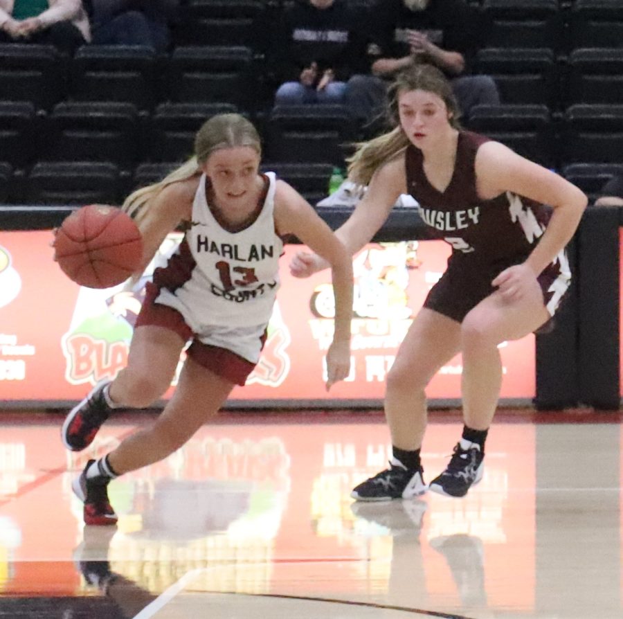 Harlan+County+guard+Taytum+Griffin+worked+around+Owsley+Countys+Addison+Terry+in+Tuesdays+game.+Griffin+scored+12+points%2C+including+several+clutch+free+throws+late%2C+in+the+Lady+Bears+55-49+victory.