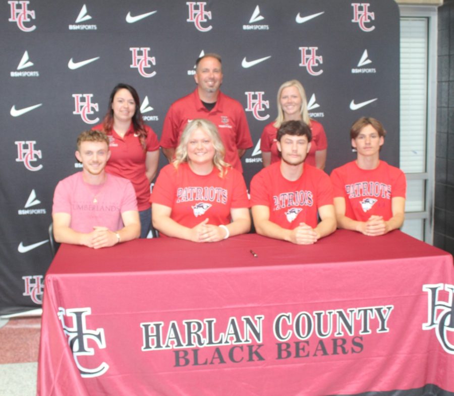Four+Harlan+County+High+School+track+standouts+signed+with+the+University+of+the+Cumberlands+on+Thursday%2C+including+Austin+Crain%2C+Taylor+Lunsford%2C+Gavon+Spurlock+and+Andrew+Yeary.+HCHS+coaches+include+Miranda+Epperson%2C+Ryan+Vitatoe+and+Baili+Bailey.