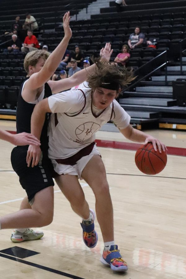 Harlan County junior center Jaycee Carter worked to the basket in scrimmage action against South Laurel. Carter scored 10 points against South and 15 against Knox Central while helping the Bears win the battle on the boards.