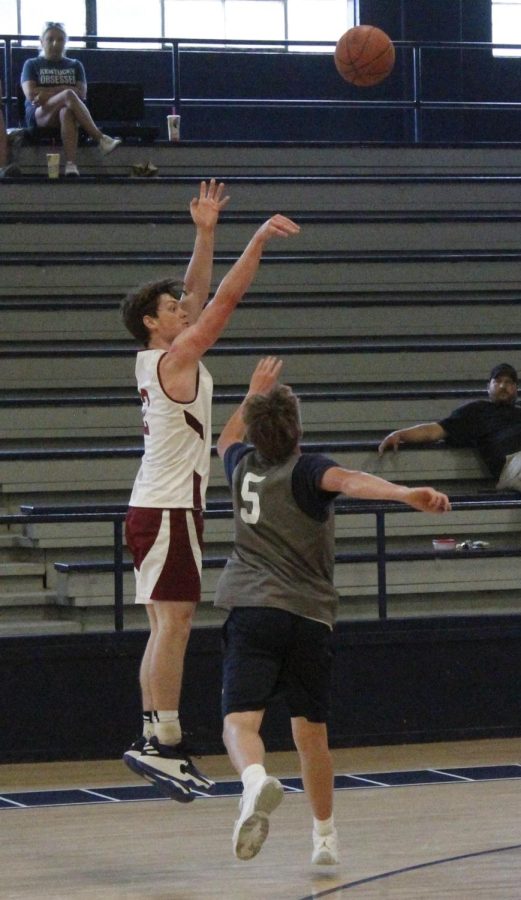 Harlan County guard Trent Noah hit nine 3-pointers in a 43-point effort as the Bears downed Hazard 75-63 on Tuesday.