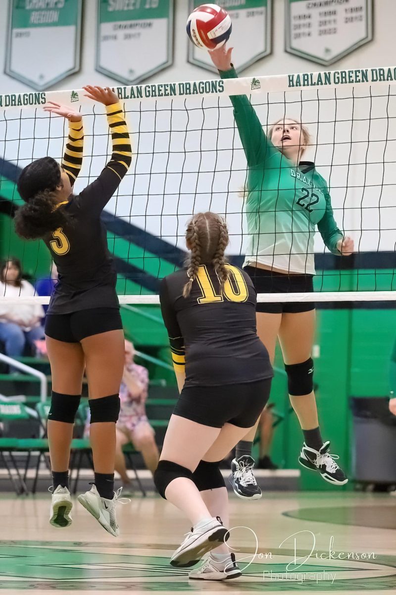 Harlan+junior+Annie+Hoskins+went+to+the+net+for+one+of+her+22+kills+in+the+Lady+Dragons+three+set+win+over+visiting+Middlesboro+on+Thursday.