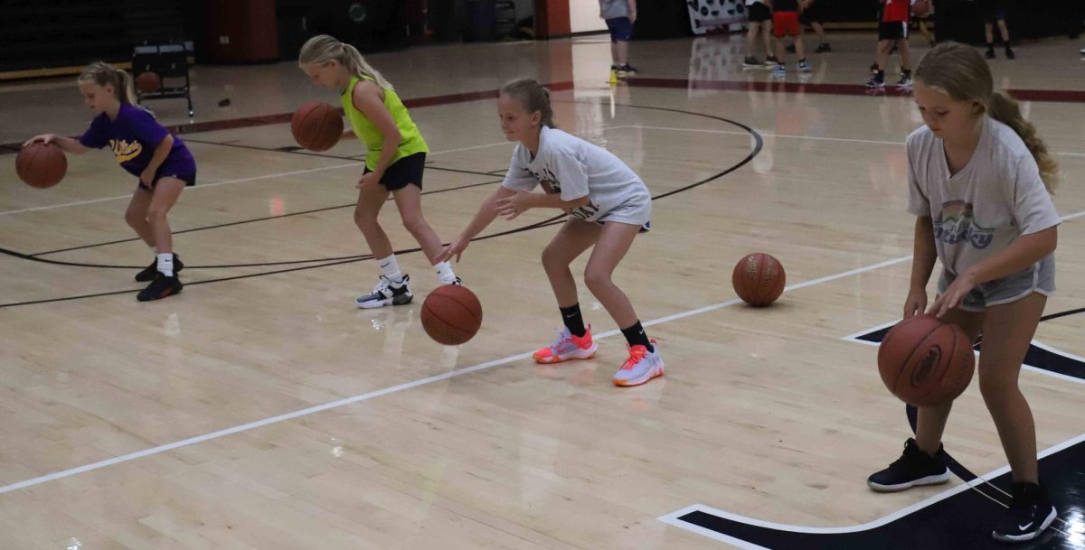 The+Harlan+County+Basketball+Camp+opened+Monday+at+the+HCHS+gym+with+44+campers+participating.+Several+girls+at+the+camp+worked+on+ball+handling.+The+camp+continues+through+Wednesday.