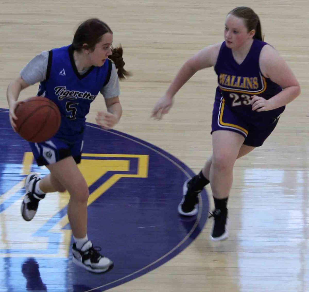 Black Mountain's Jayla Dillman dribbled down the court against Wallins' Kayleigh Templeton in middle school basketball action Thursday.