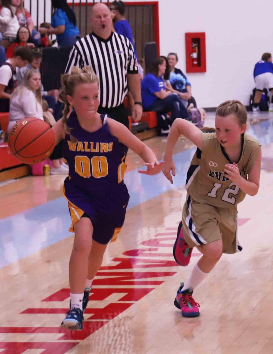 Wallins guard Brylie Wilson worked against Evarts Sadie Clark in action from the fifth- and sixth-grade county tournament on Saturday.