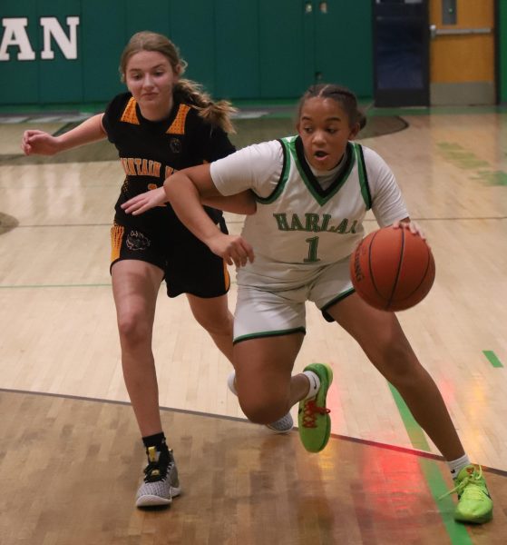 Harlans Peyshaunce Wynn worked past a Mountain View defender in middle school basketball action Monday.