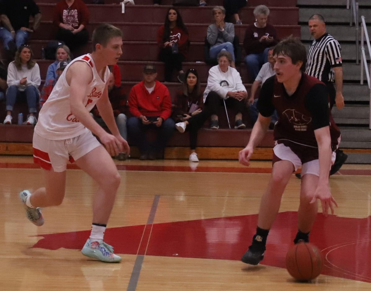 Harlan+County+junior+guard+Brody+Napier+set+up+the+Bears+offense+on+Saturday+in+the+Dan+Swartz+Jamboree+at+Bath+County+High+School.+The+Bears+led+all+the+way+in+a+76-43+victory+over+Bath.