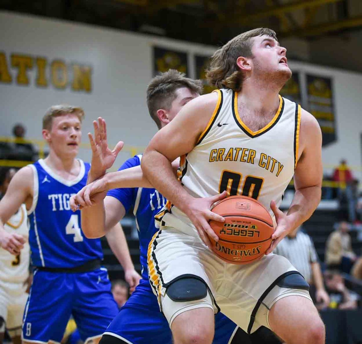 Middlesboro+senior+center+Bryce+Bowling+worked+inside+for+two+of+his+11+points+on+Thursday+in+the+Jackets+66-58+win+over+visiting+Barbourville.