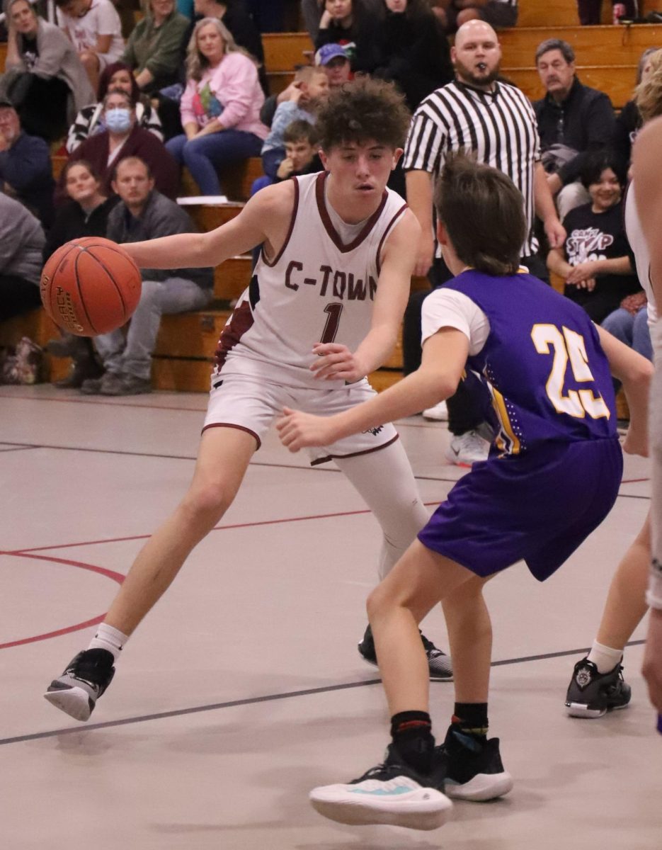 Cumberland guard Hayden Grace worked around a Wallins defender in middle school basketball action Thursday.