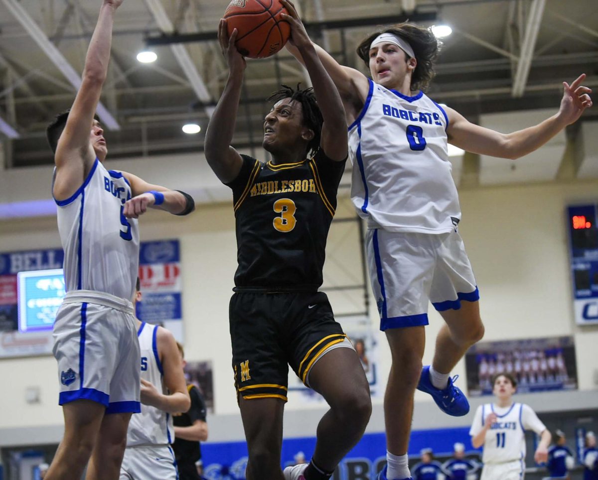 Middlesboro+guard+Jerimah+Beck+worked+between+Bell+Countys+Blake+Burnett+and+Cayden+Huff+in+Thursdays+game.+Burnett+scord+18+points+in+the+Bobcats+62-60+win.