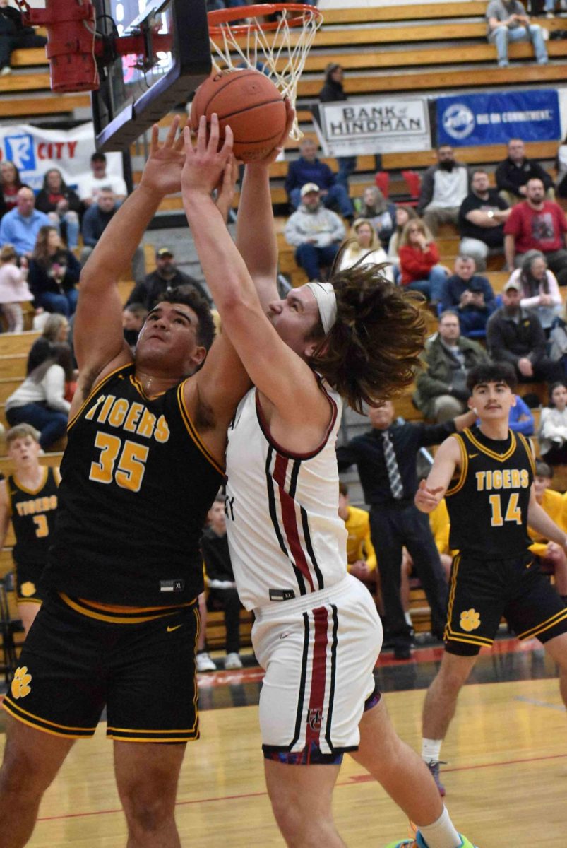 Harlan County’s Jaycee Carter and Clay County’s Aiden Wagers battled for a rebound in semifinal action at the WYMT Mountain Classic. Both big men had big games as Wagers recorded 16 points and five rebounds while Carter added 16 points and nine rebounds. The Bears advanced with a 56-52 win.