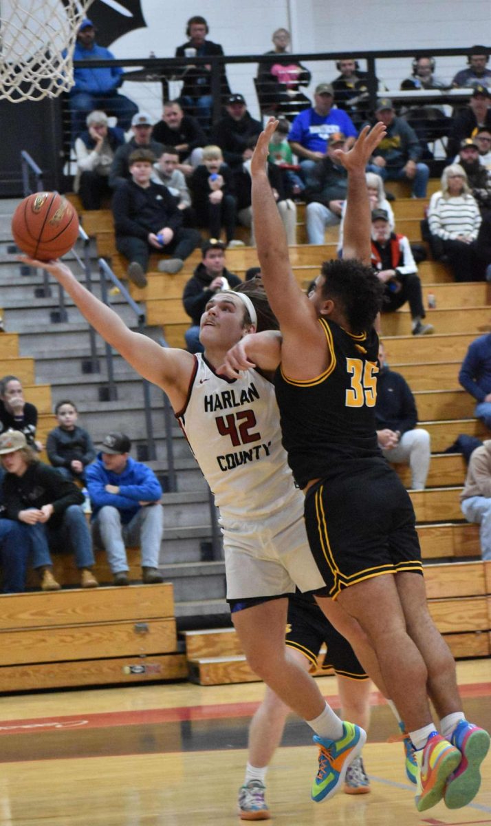 Harlan County’s Jaycee Carter sailed past Clay County’s Aiden Wagers for a shot in semifinal action at the WYMT Mountain Classic. Both big men had big games as Wagers recorded 16 points and five rebounds while Carter added 16 points and nine rebounds. The Bears advanced with a 56-52 win.