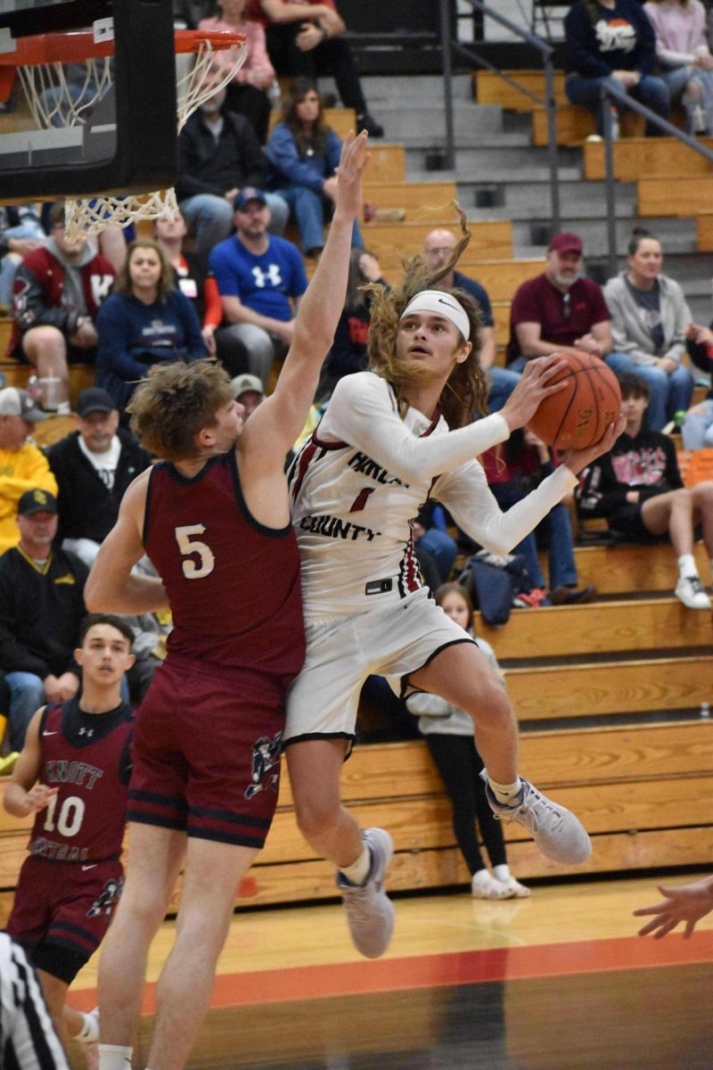 Harlan County guard Reggie Cottrell worked around Knott Central’s Braxton Reade in action Monday from the first night of the WYMT Mountain Classic. Cottrell scored 27 points and grabbed 11 rebounds in the Bears’ 68-53 win.