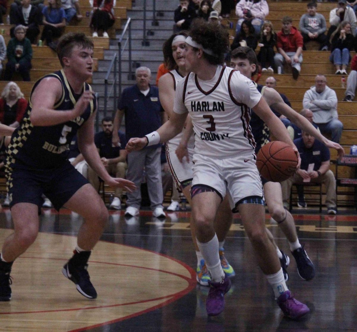 Harlan County guard Maddox Huff worked against Hazard’s Evin Eversole in action from the WYMT Mountain Classic finals on Saturday. Huff led the Bears with 29 points. Eversole score 24 for the Bulldogs, including the game-winning three-point play.