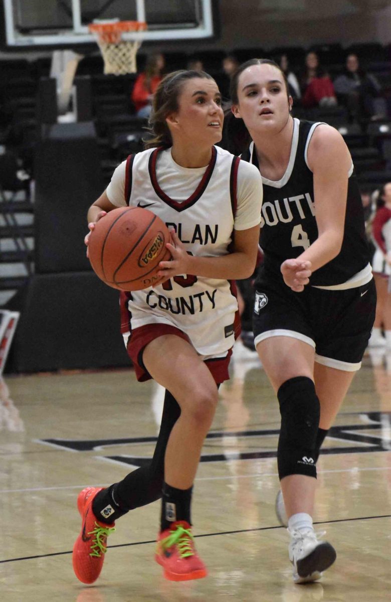 Harlan County freshman guard Jaylee Cochran drove against South Laurel’s Maci Messer in Thursday’s game. Messer scored 19 to lead the Lady Cardinals to a 74-49 victory.