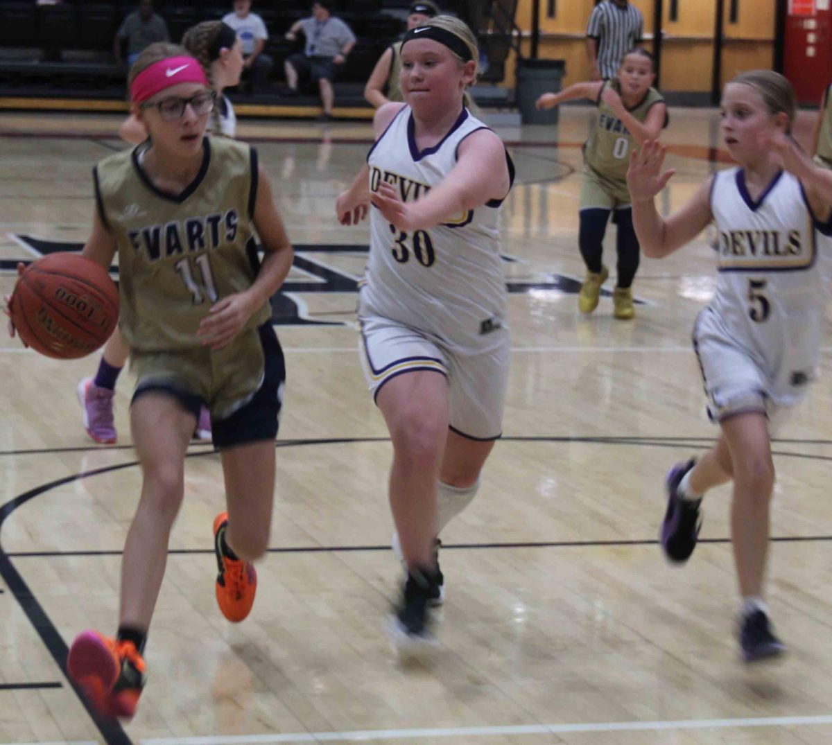 Evarts' Bryleigh Bush raced down the court as Wallins' Bella Saylor (30) and Maddilyn Helton defended in acton from Harlan County Lady Bears Panorama on Friday night at HCHS.