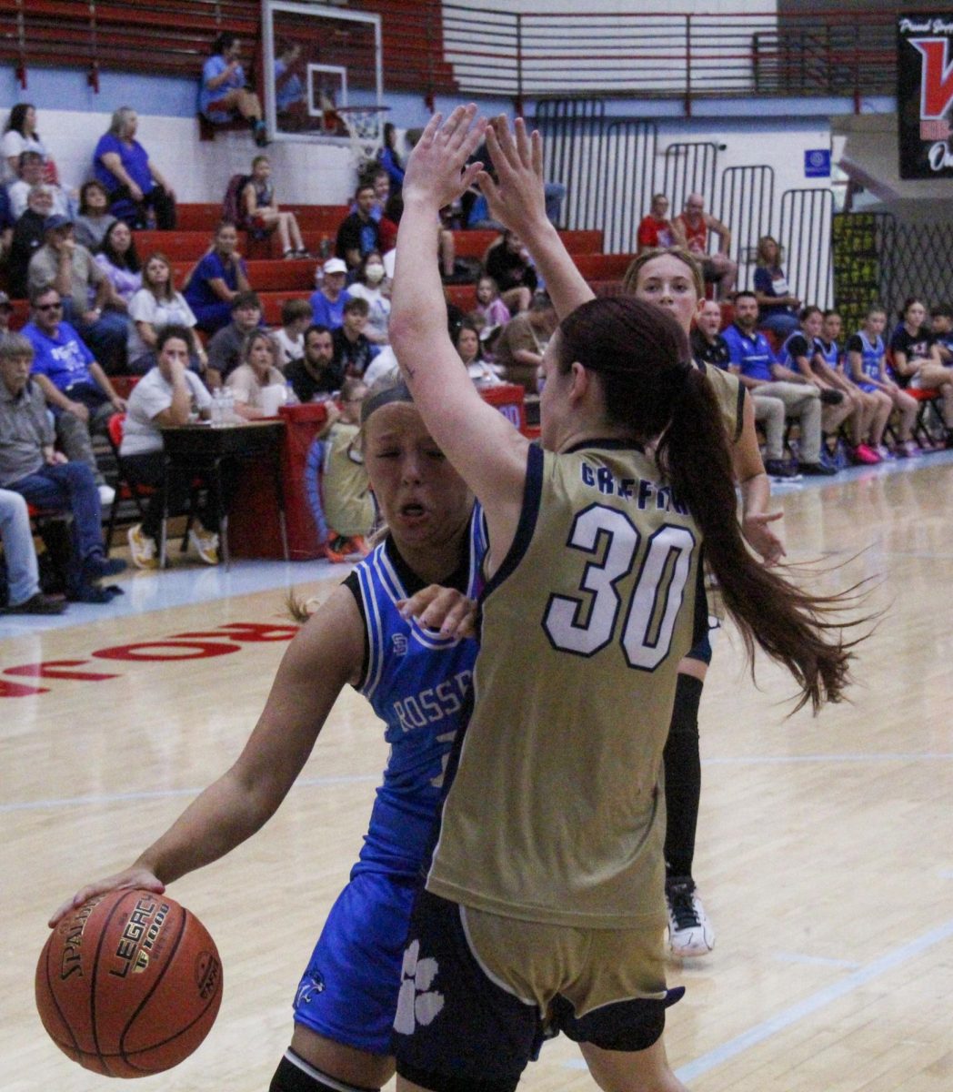 Rosspoiont’s Taylynn Napier worked inside against Evarts’ Riley Griffith in action from the county tournament Tuesday. Napier scored 10 points to lead the Lady Cats to a 43-13 victory.
