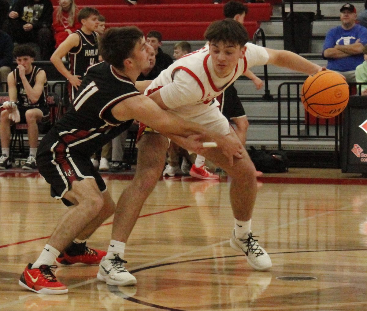 Wise Central guard Londen Horne worked against Harlan County's Brady Smith in Monday's game. Horne scored 29 points in the Warriors' 78-59 win.