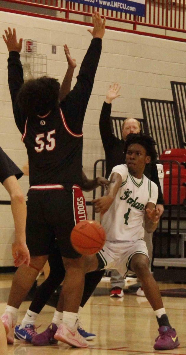 Harlan junior forward Legend Mimes passed the ball around a Dunbar defender during the Dragons’ 59-55 win Monday at South Laurel.