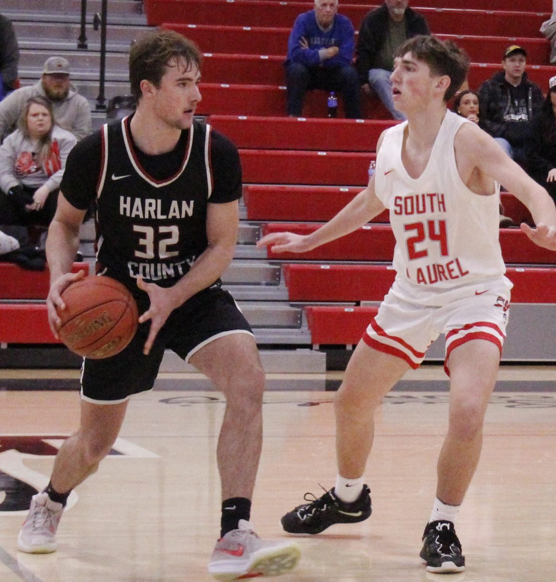 Harlan County sophomore forward Rydge Lewis looked to make a pass in Monday’s game at South Laurel.
