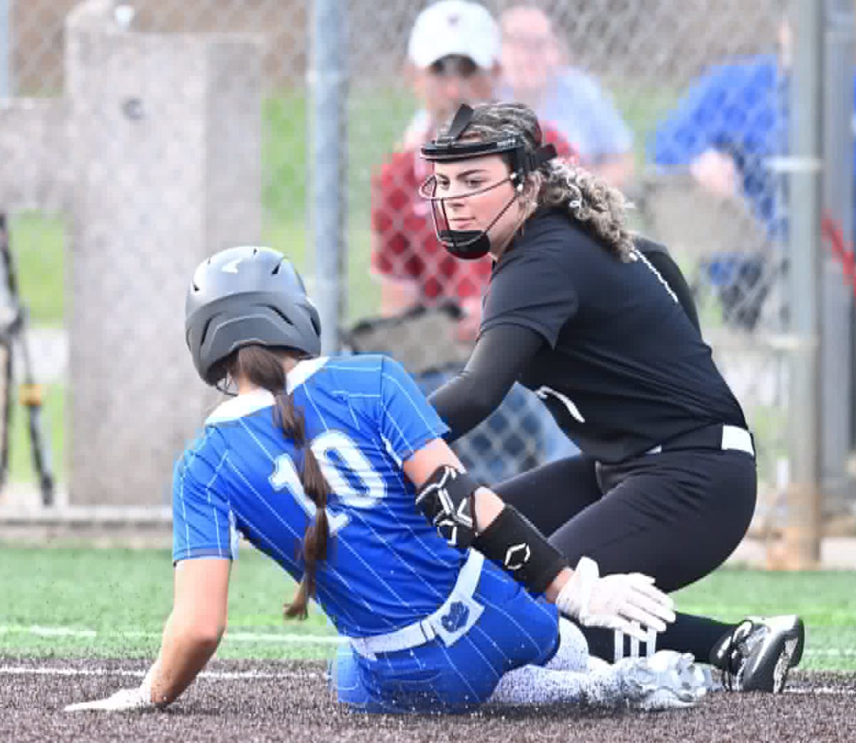 Harlan County third baseman Raegan Landa tagged Bell County’s Adyson Scott in Tuesday’s district clash. The visiting Lady Bears won 6-3.
