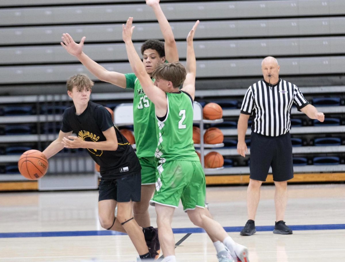 Harlan’s Jaxson Perry (2) and Kobe Noe surrounded a Middlesboro ball handler in summer basketball action Thursday at Barbourville. The Dragons improved to 5-1 on the summer with wins over Middlesboro and Barbourville.