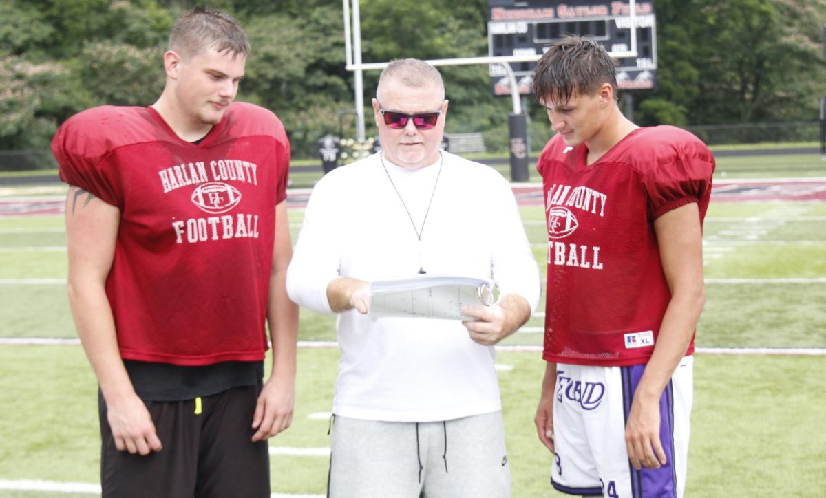 Harlan County assistant coach Denny Farmer talked with senior linebackers Bo Eldridge (left) and Brady Freeman during a practice session Friday.